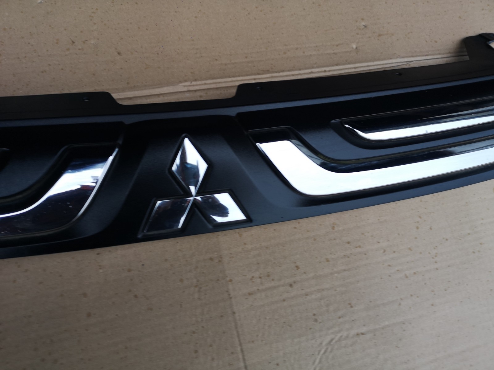 MITSUBISHI OUTLANDER 2.3 DiD 2013 MK3 FRONT BUMPER GRILL 7405A743 - Image 3