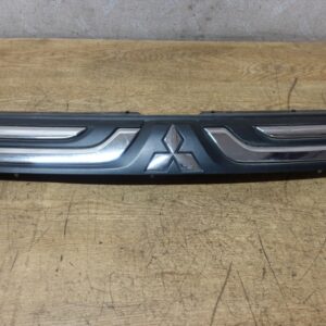 43914 2L 2013 MITSUBISHI OUTLANDER FRONT GRILL. 7405A743