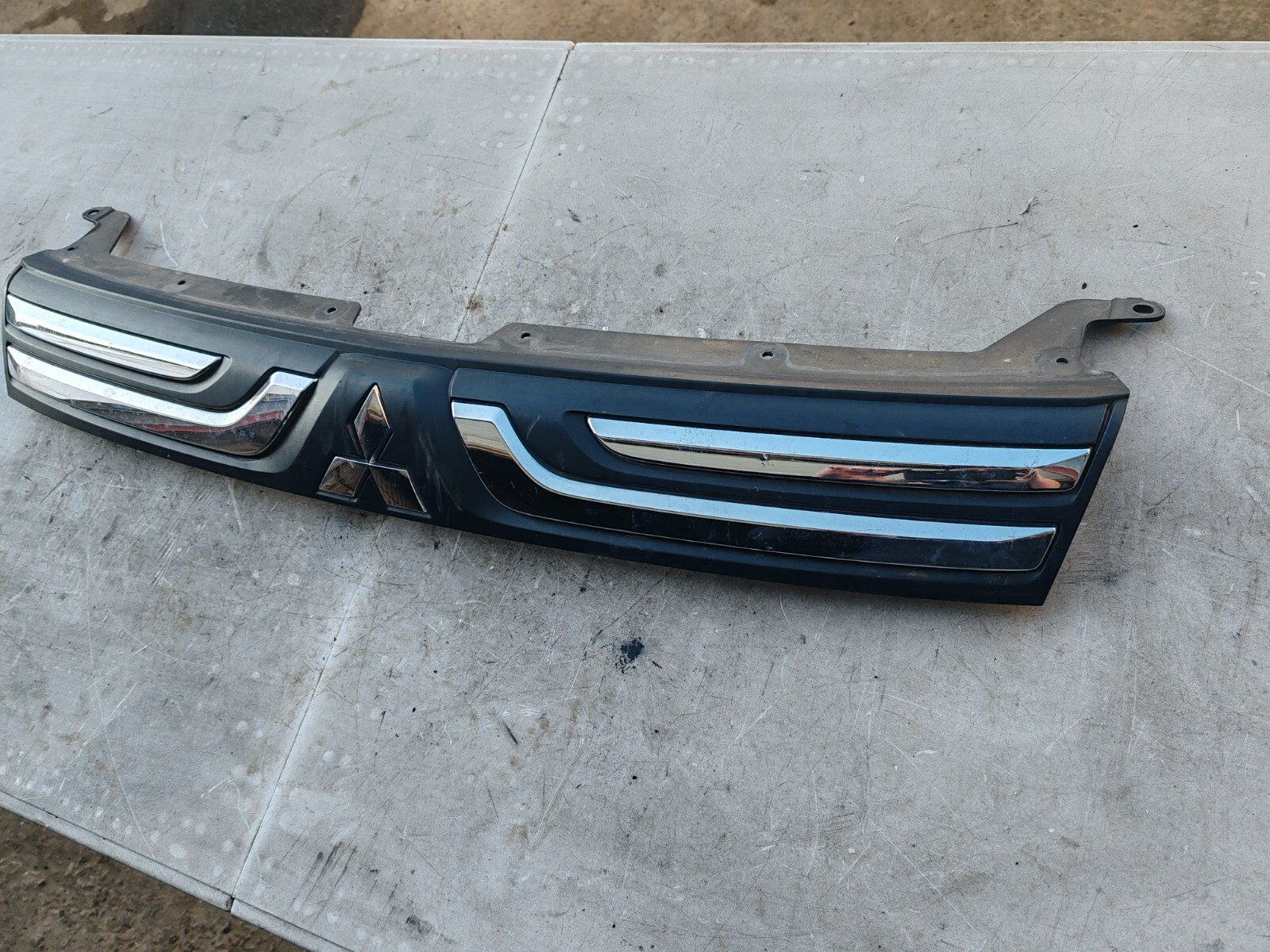 MITSUBISHI OUTLANDER 2013 MK3 FRONT BUMPER GRILL GRILLE 7405A743 - Image 2