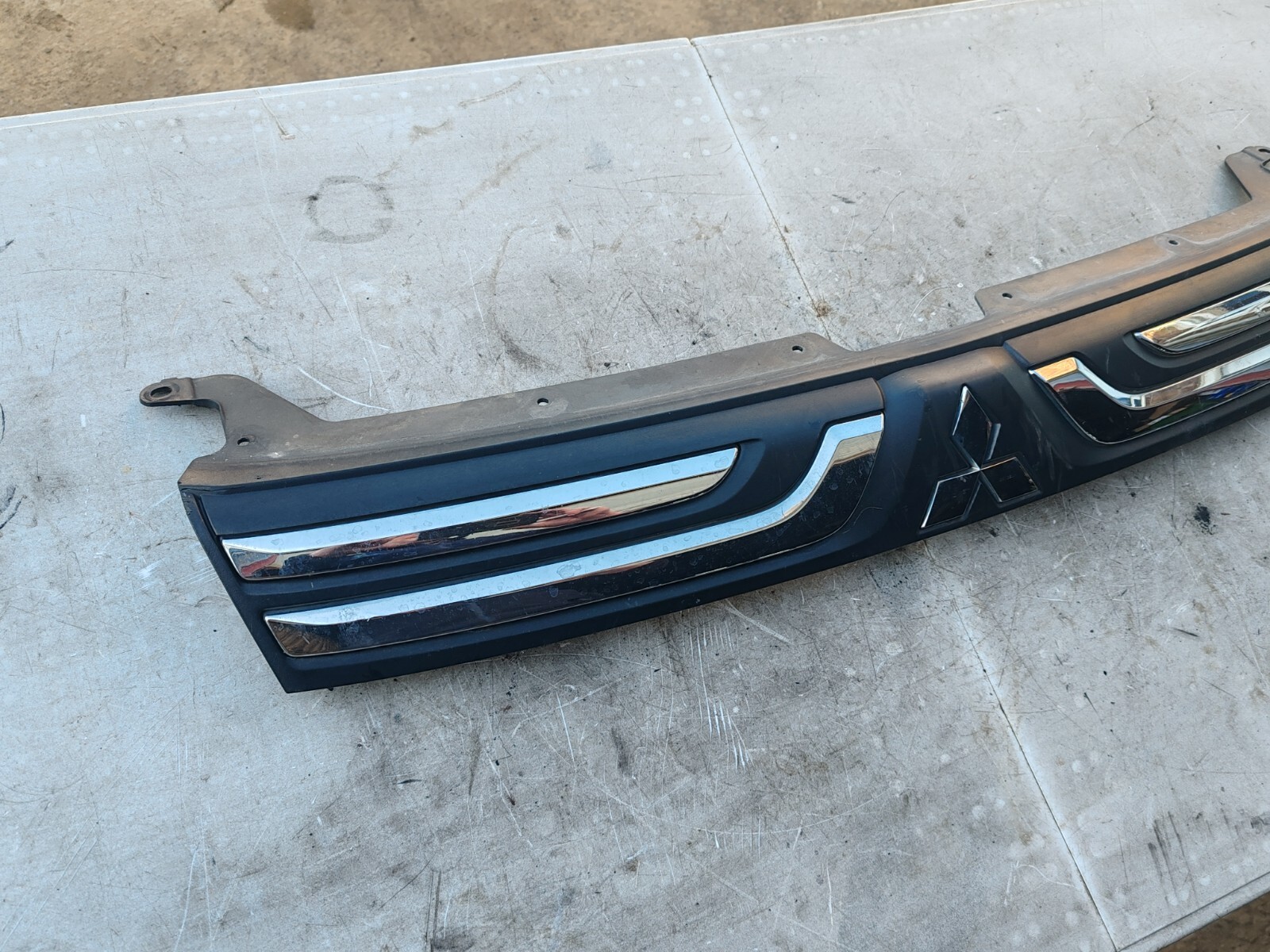 MITSUBISHI OUTLANDER 2013 MK3 FRONT BUMPER GRILL GRILLE 7405A743 - Image 3