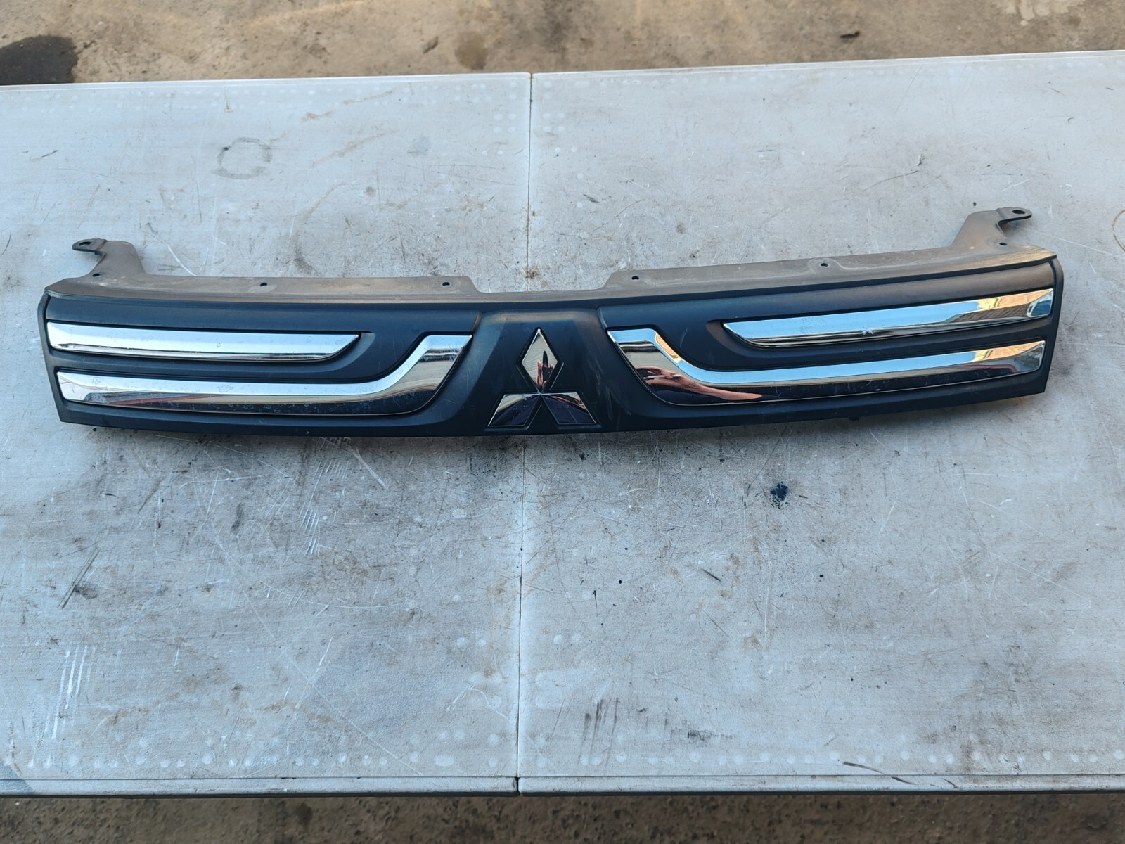 MITSUBISHI OUTLANDER 2013 MK3 FRONT BUMPER GRILL GRILLE 7405A743
