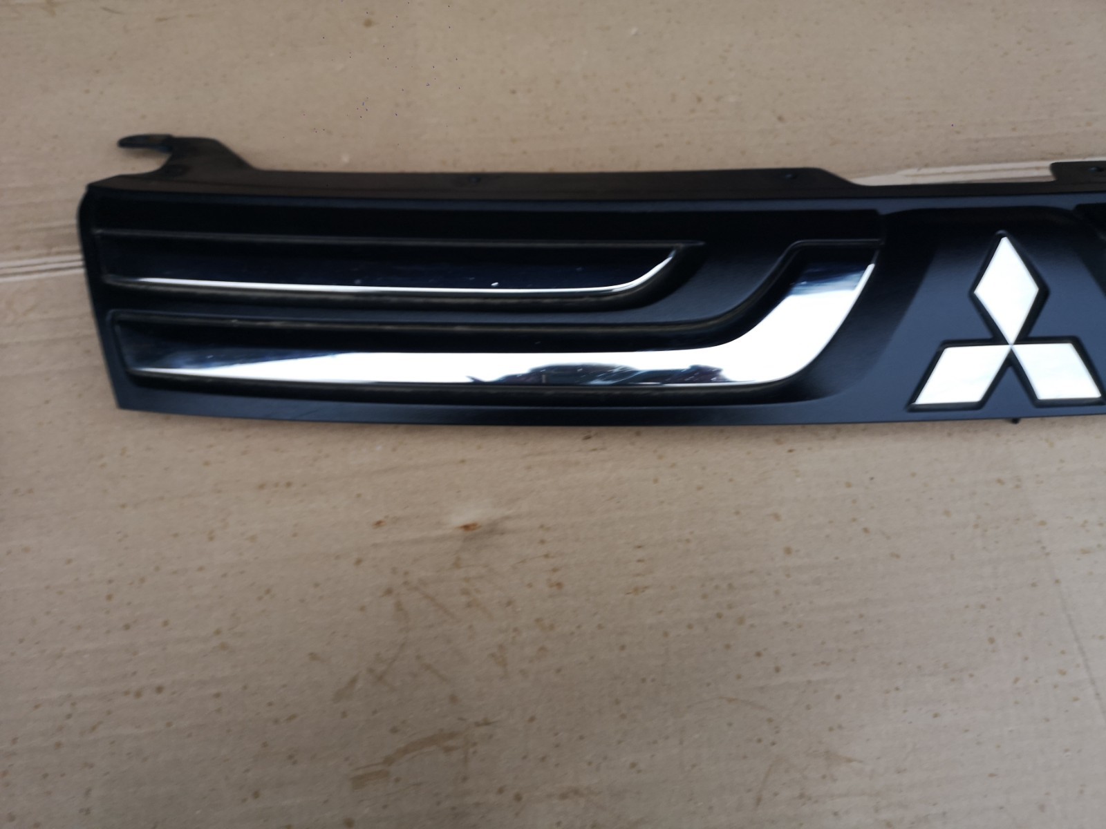MITSUBISHI OUTLANDER 2.3 DiD 2013 MK3 FRONT BUMPER GRILL 7405A743 - Image 4