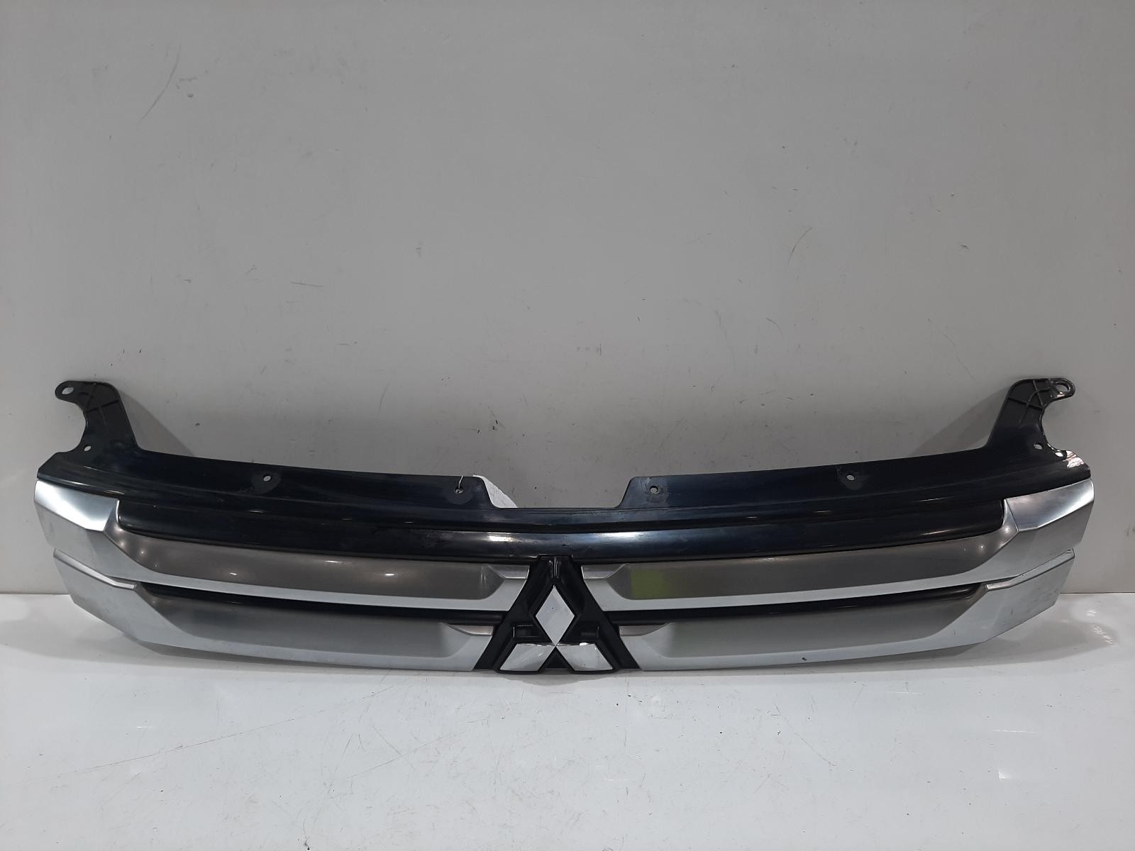 2014 MITSUBISHI OUTLANDER Mk3 5 Door SUV Front Centre Grille Grill