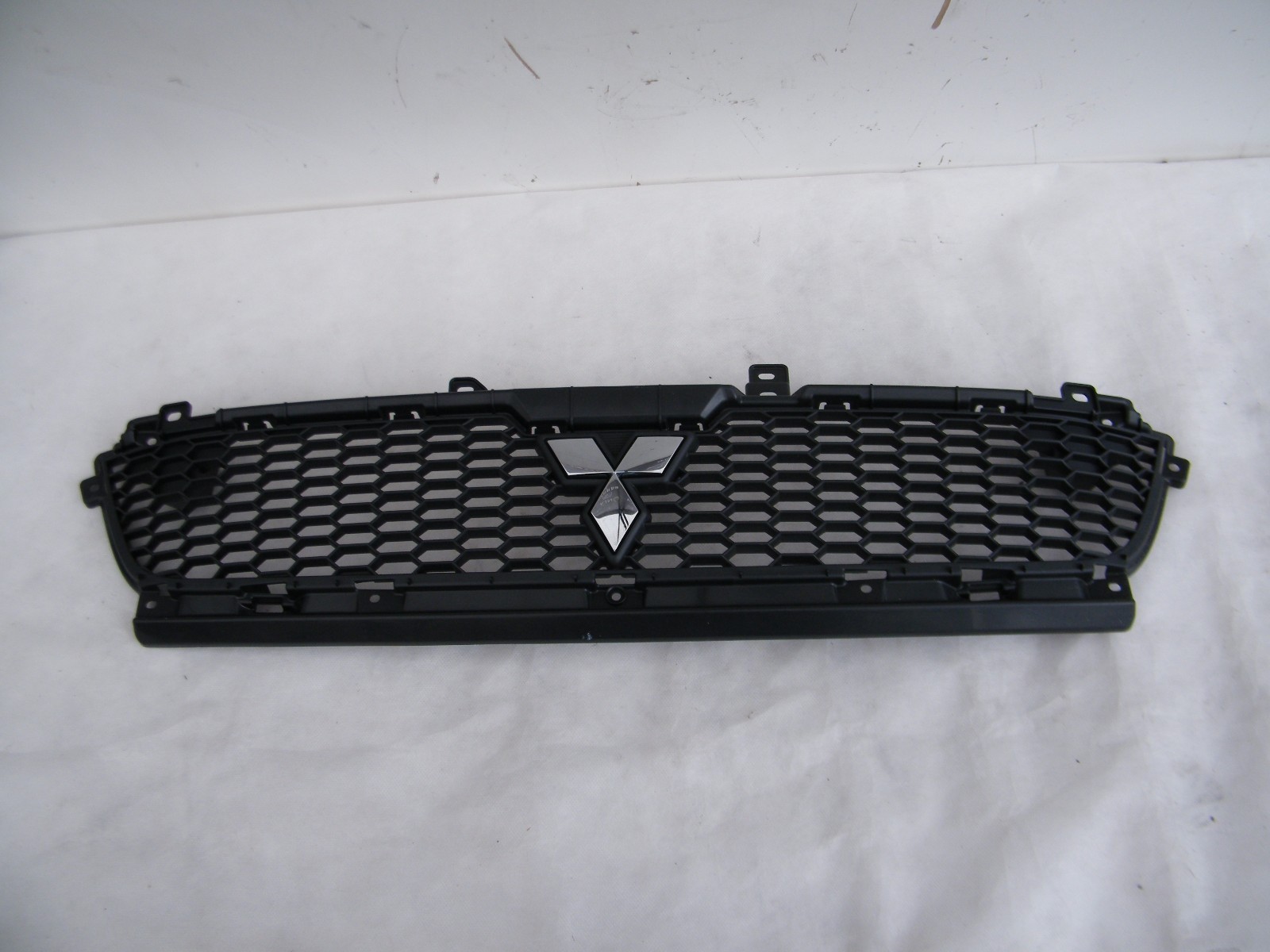 Mitsubishi Outlander 2010-2013 Upper Grille 6402A198 (J32) - Image 2