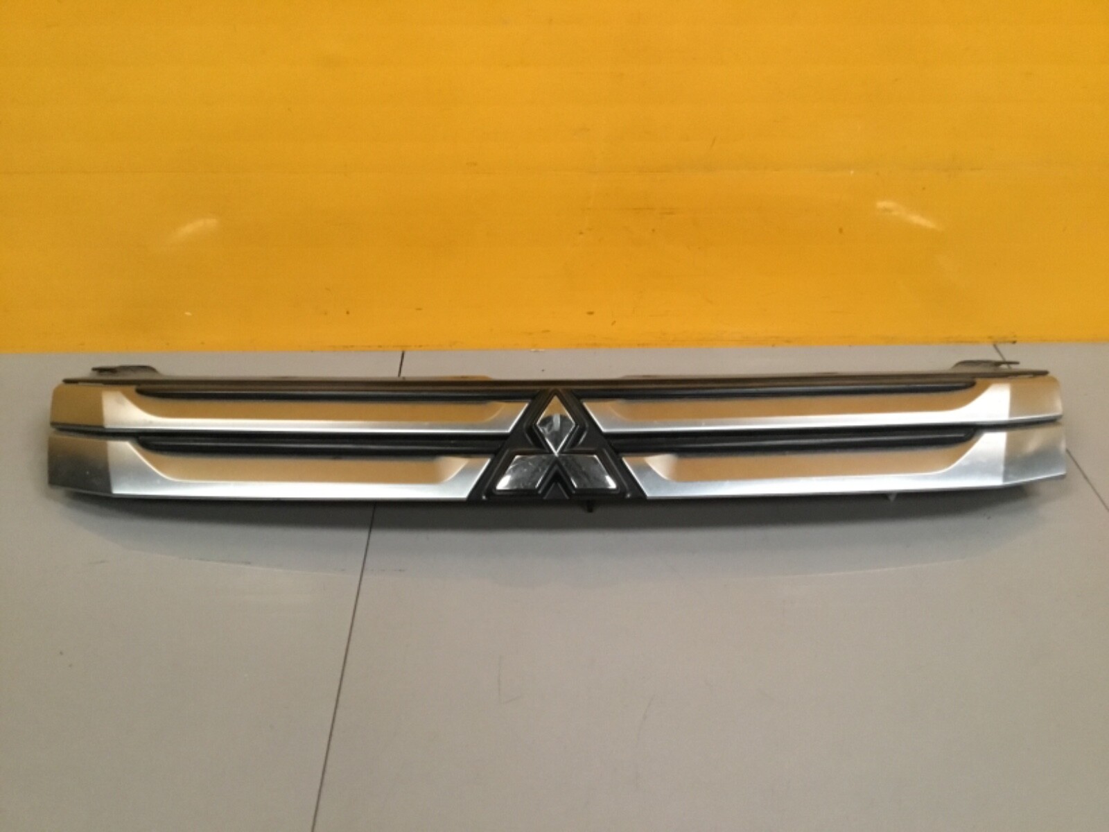 +Mitsubishi outlander 2013-- genuine front grille - Image 2