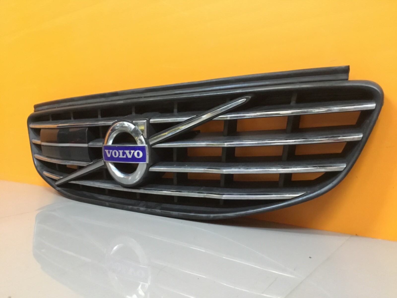 +Volvo xc60 2014-18 genuine FRONT Centre grille - Image 3
