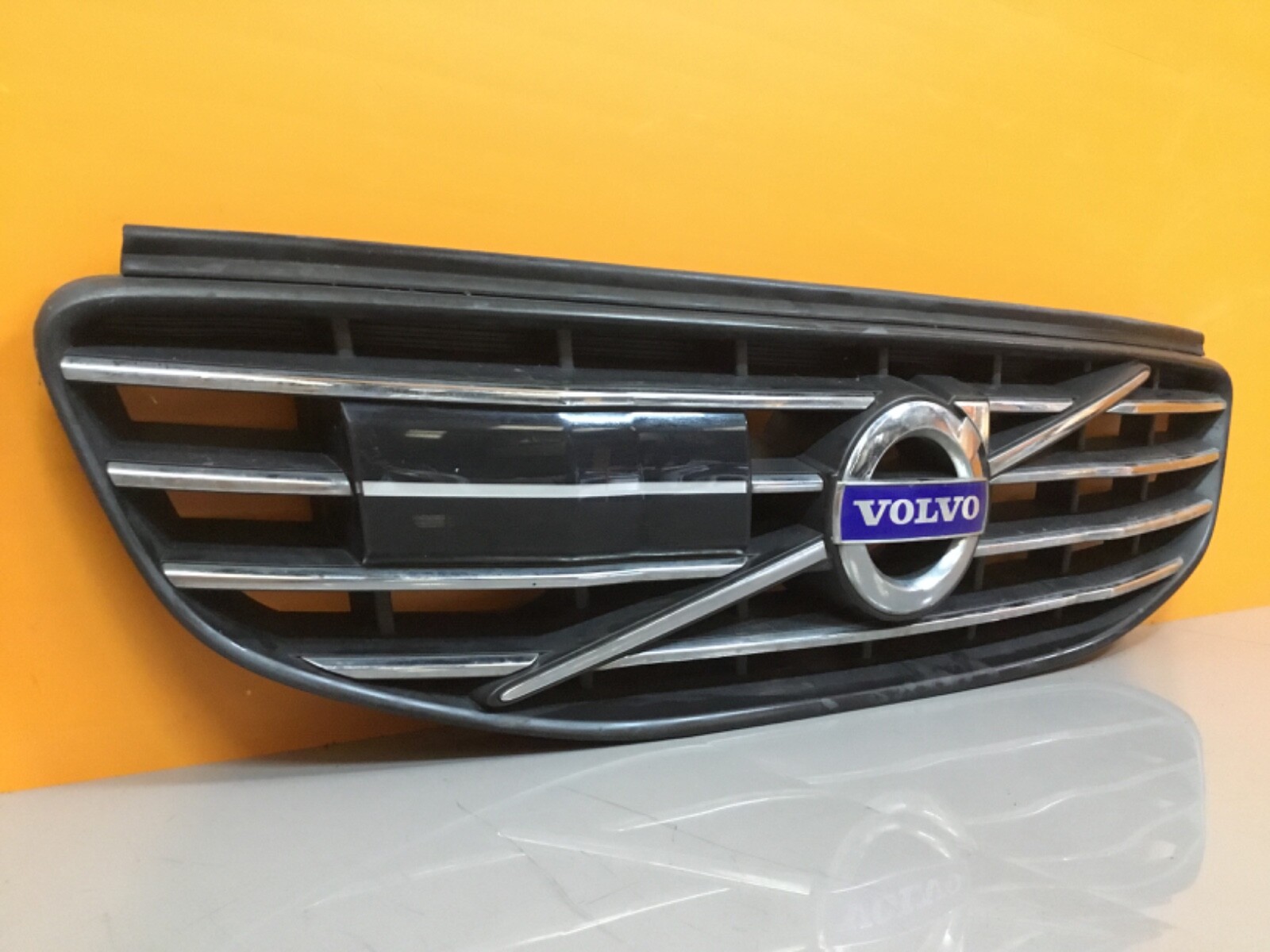 +Volvo xc60 2014-18 genuine FRONT Centre grille - Image 4