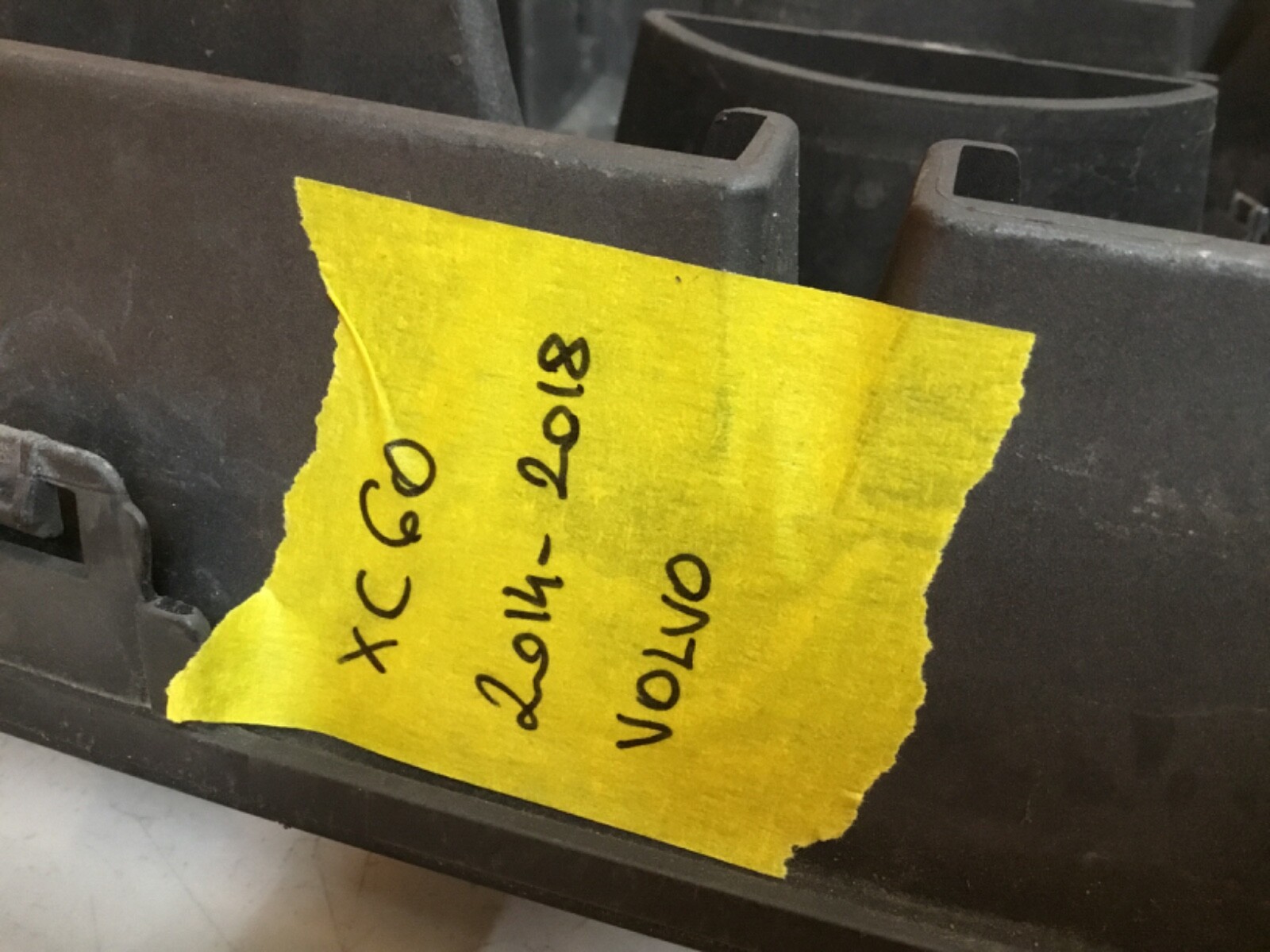 +Volvo xc60 2014-18 genuine FRONT Centre grille - Image 5