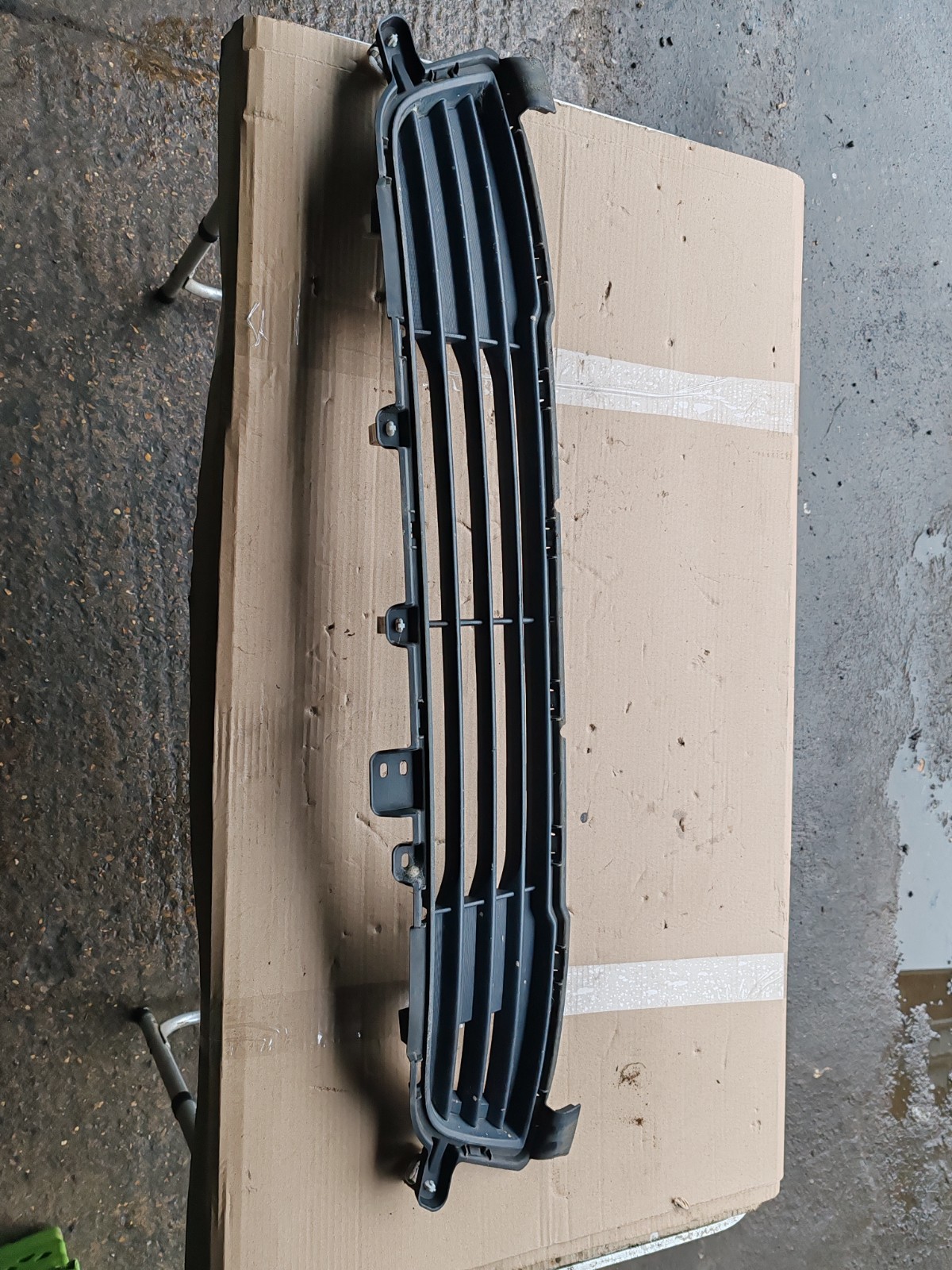 MITSUBISHI OUTLANDER MK3 FRONT BUMPER LOWER GRILLE 6402A233 2013