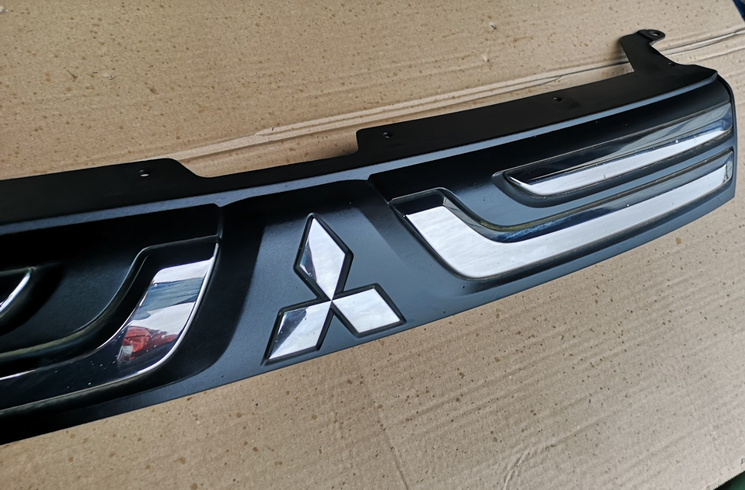MITSUBISHI OUTLANDER 2.3 DiD 2013 MK3 FRONT BUMPER GRILL 7405A743 - Image 9