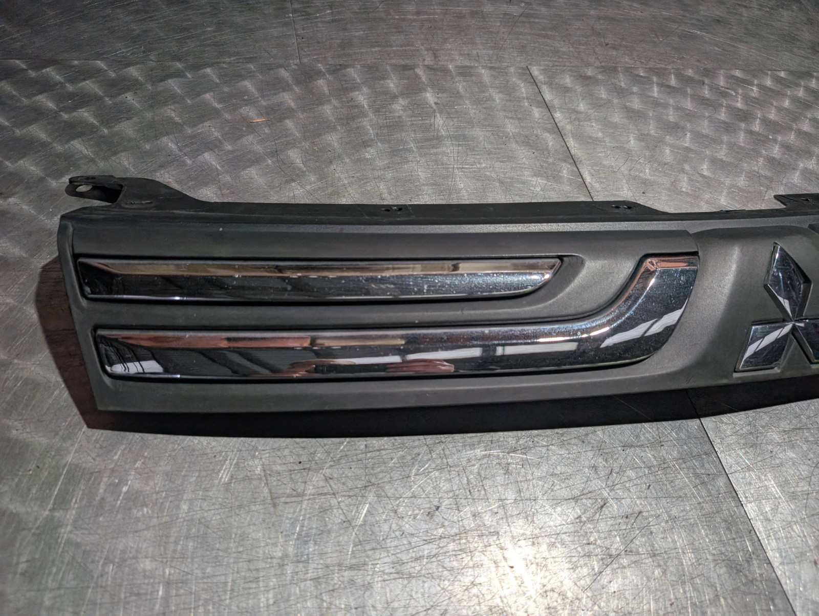 MITSUBISHI OUTLANDER MK3 RADIATOR BUMPER GRILLE WITH LOGO CENTRE MIDDLE 2013 - Image 2