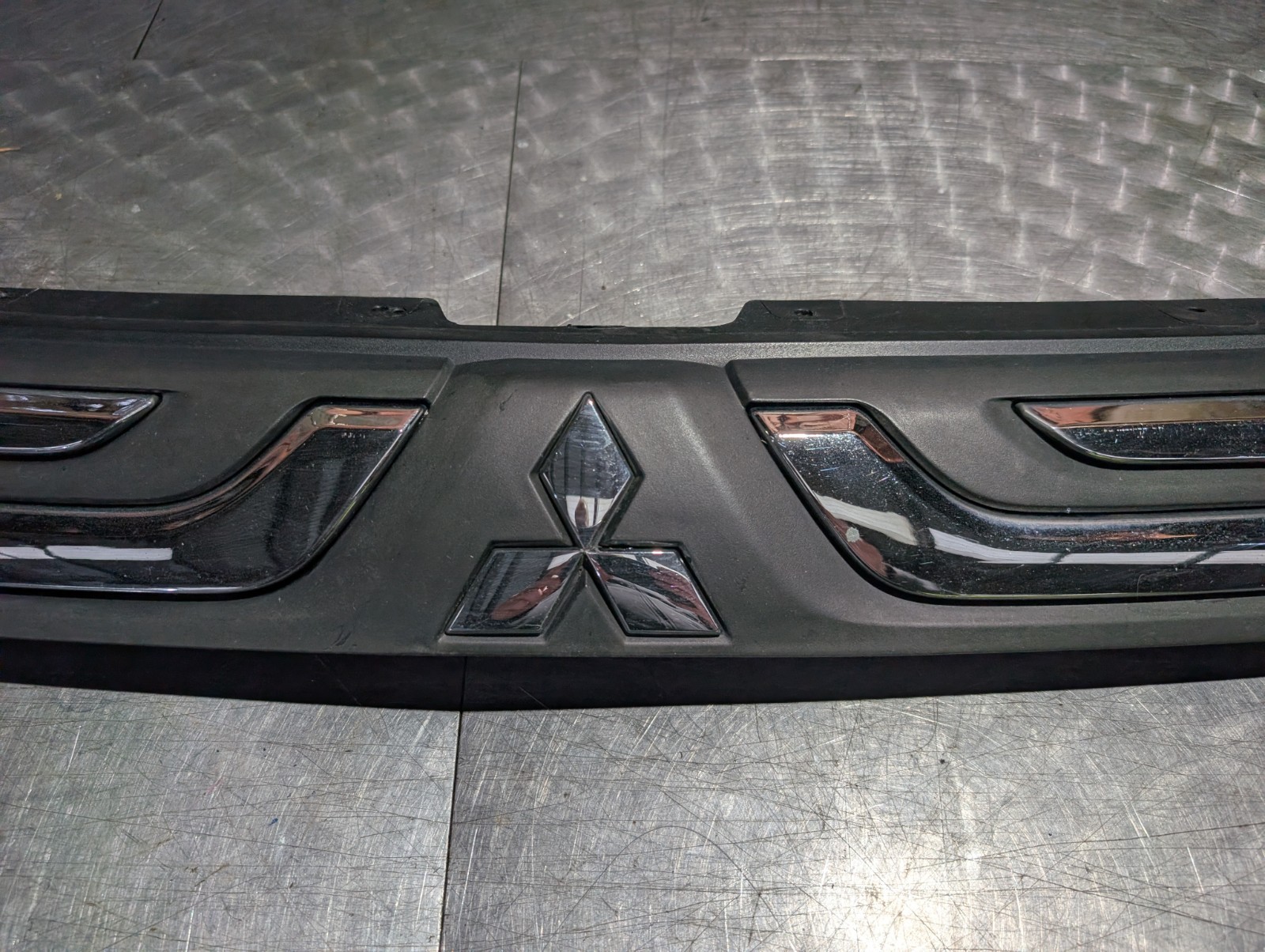 MITSUBISHI OUTLANDER MK3 RADIATOR BUMPER GRILLE WITH LOGO CENTRE MIDDLE 2013 - Image 3