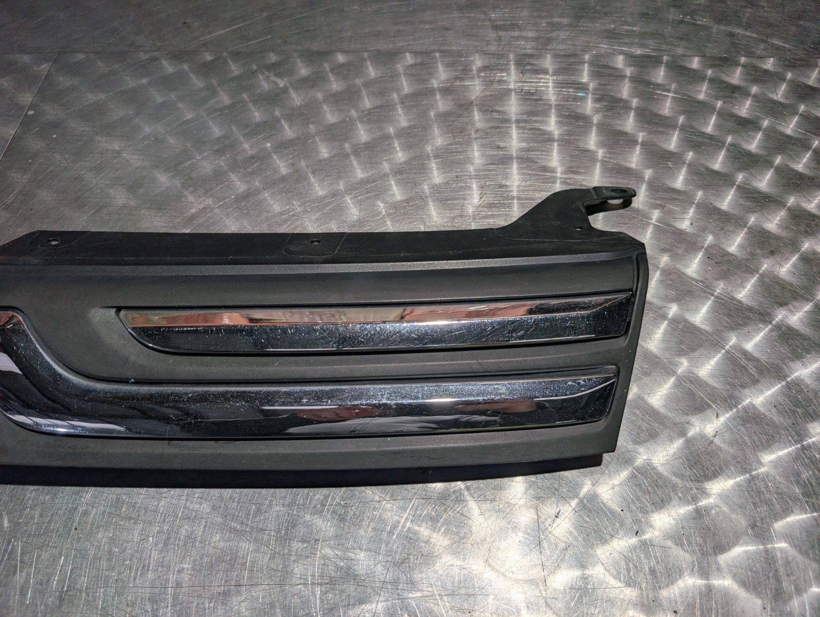 MITSUBISHI OUTLANDER MK3 RADIATOR BUMPER GRILLE WITH LOGO CENTRE MIDDLE 2013 - Image 4