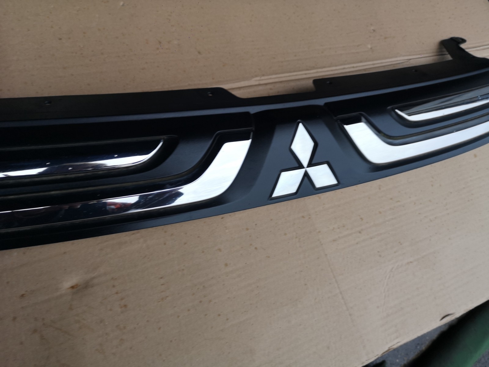 MITSUBISHI OUTLANDER 2.3 DiD 2013 MK3 FRONT BUMPER GRILL 7405A743 - Image 10