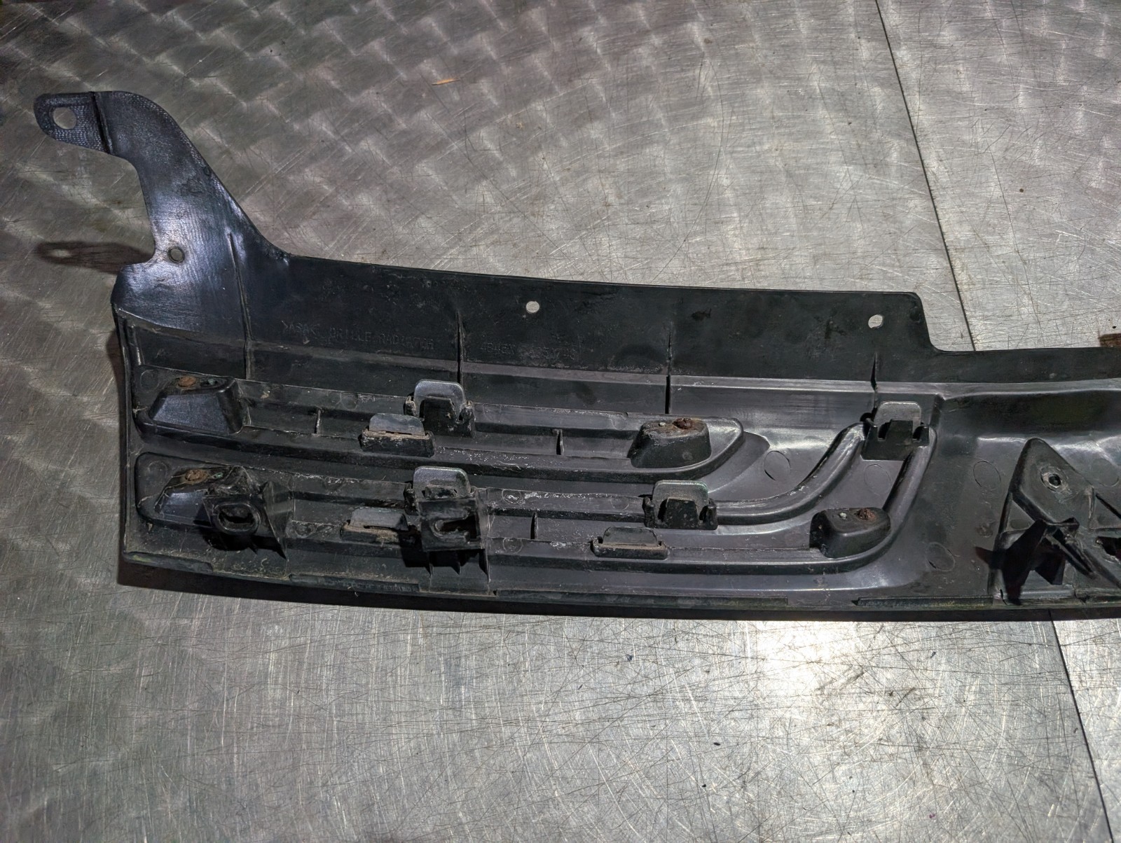 MITSUBISHI OUTLANDER MK3 RADIATOR BUMPER GRILLE WITH LOGO CENTRE MIDDLE 2013 - Image 6