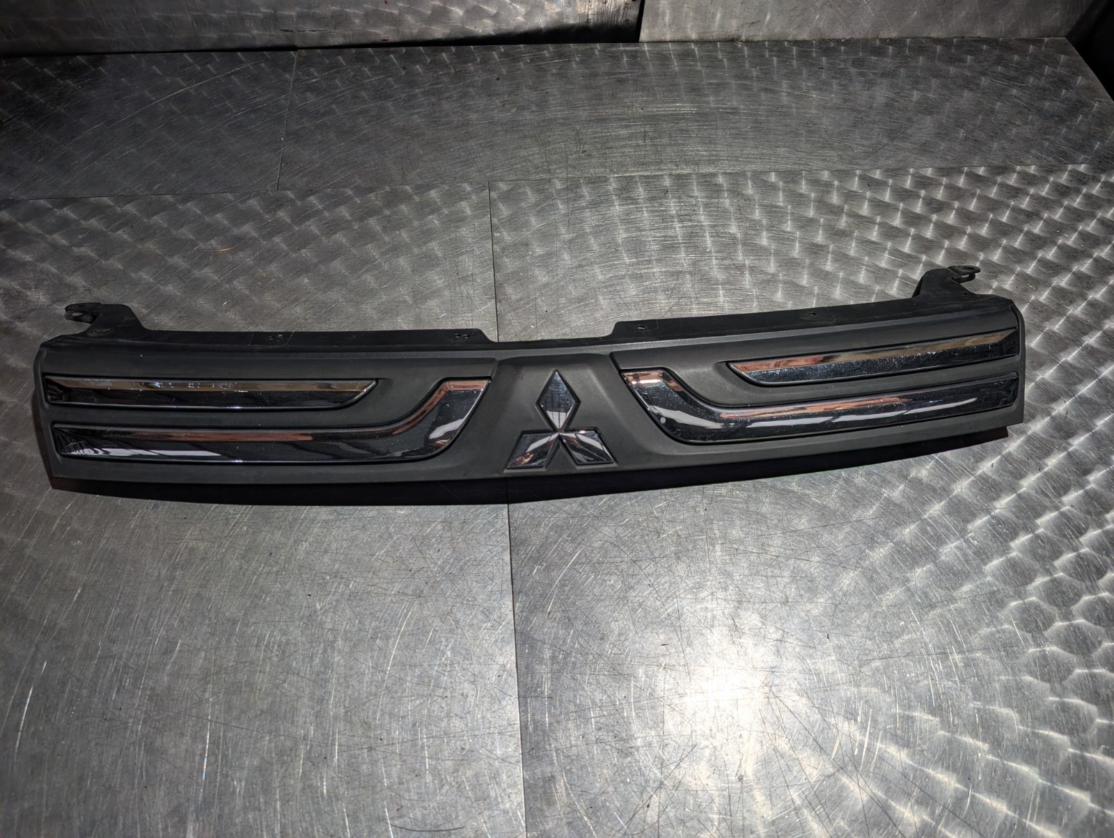 MITSUBISHI OUTLANDER MK3 RADIATOR BUMPER GRILLE WITH LOGO CENTRE MIDDLE 2013
