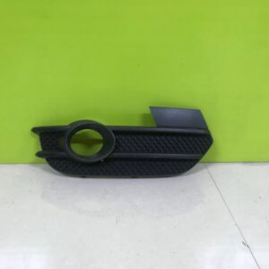 *Audi Q3 se 2011 - Genuine front bumper driver foglight cover 8u0807687a