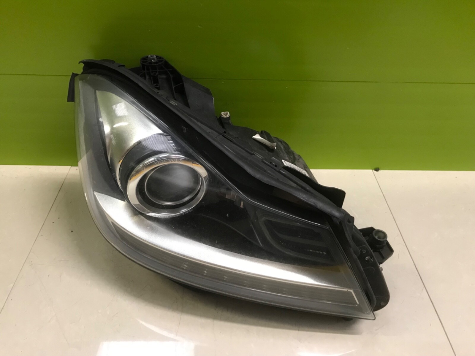 Mercedes c class w204 2011- 15 genuine headlight xenon a2048204639 - Image 2