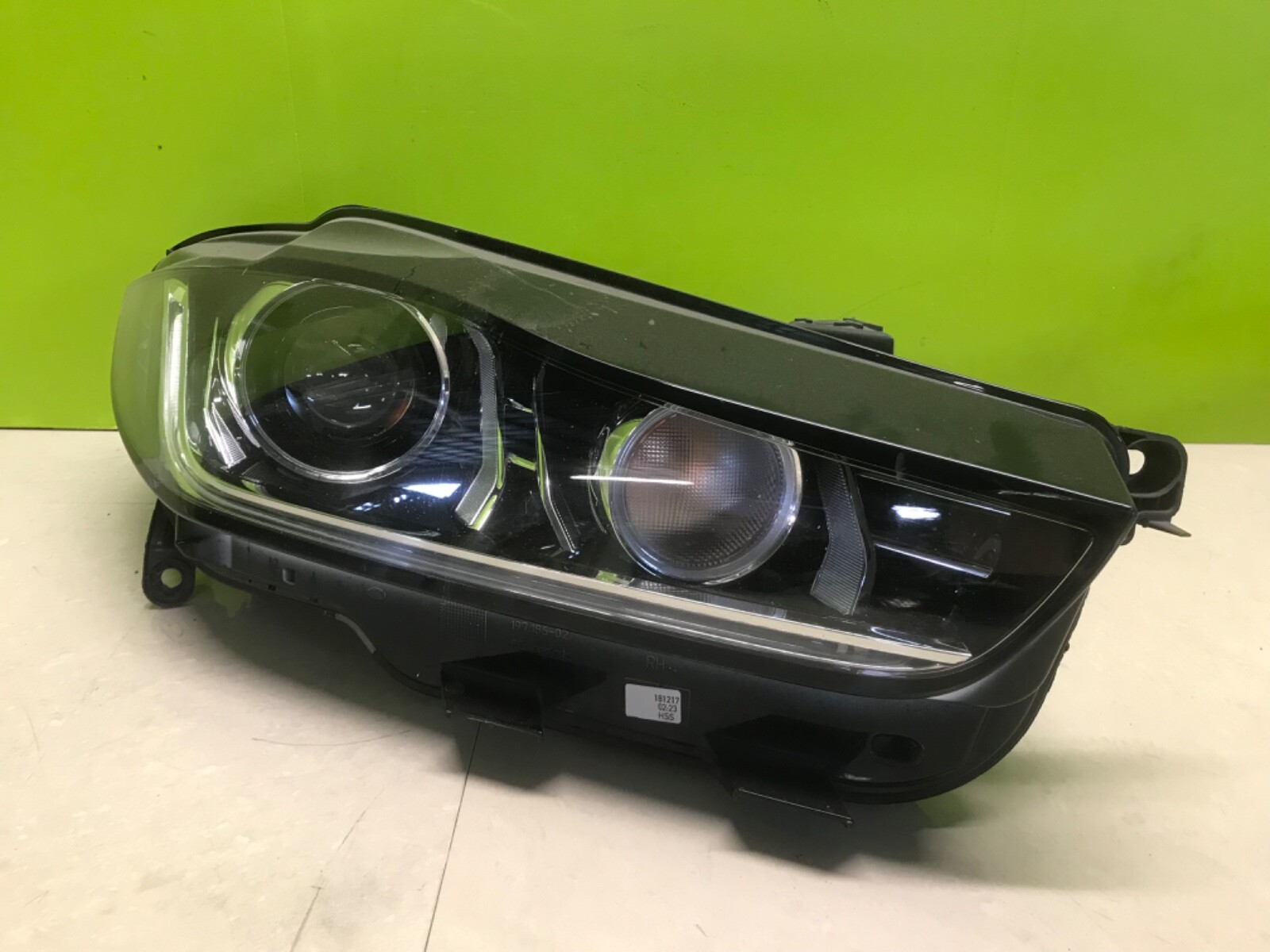 Jaguar Xe 2015-19 genuine xenon headlights pair - Image 2